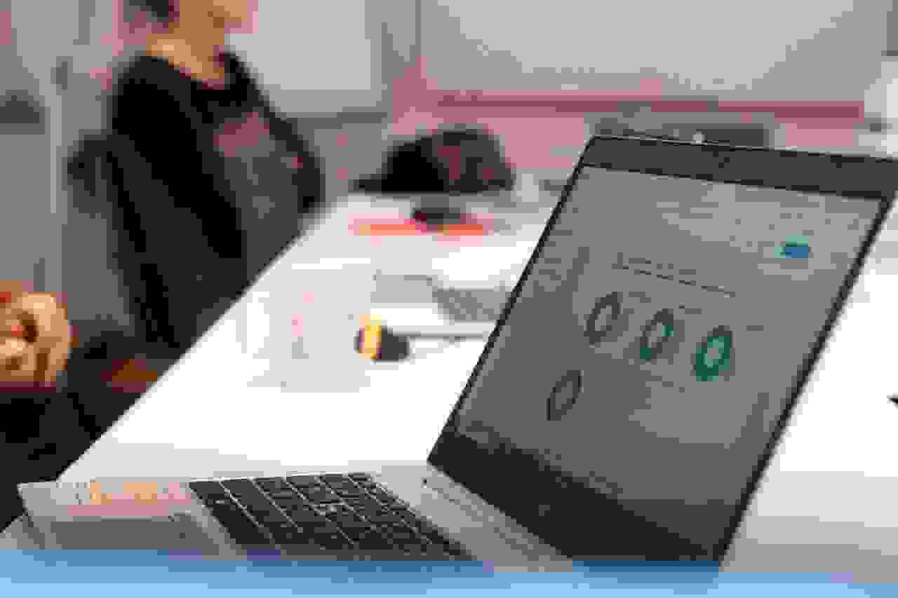Mitarbeitende bei der Arbeit_ Dasboard, Sitzung