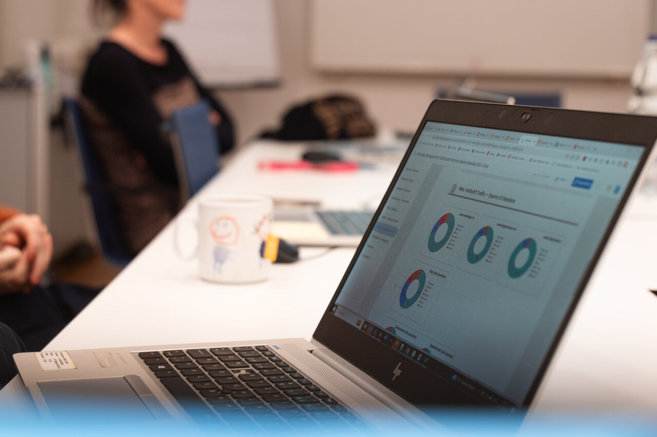 Mitarbeitende bei der Arbeit_ Dasboard, Sitzung